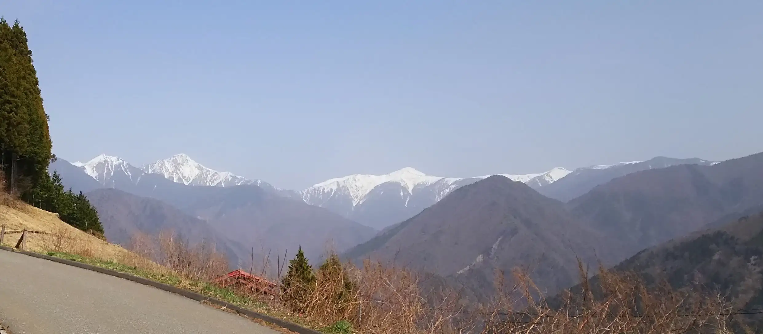 遠山郷の山並みと里の風景